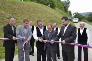 Predsednik KS Slivnica pri Celju Vladimir Artnak, župan mag. Marko Diaci, predstavnika vaške skupnosti Paridol Alojz Jevnšnik in Andrej Hostnik ter podžupan Robert Polnar med rezanjem traku